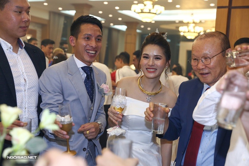HLV Park Hang-seo dự đám cưới của tiền vệ Đỗ Hùng Dũng hồi tháng 4/2019. Đây là đám cưới tuyển thủ Việt Nam đầu tiên có sự góp mặt của nhà cầm quân người Hàn Quốc kể từ khi ông dẫn dắt 'Những chiến binh sao vàng' hồi tháng 10/2017.