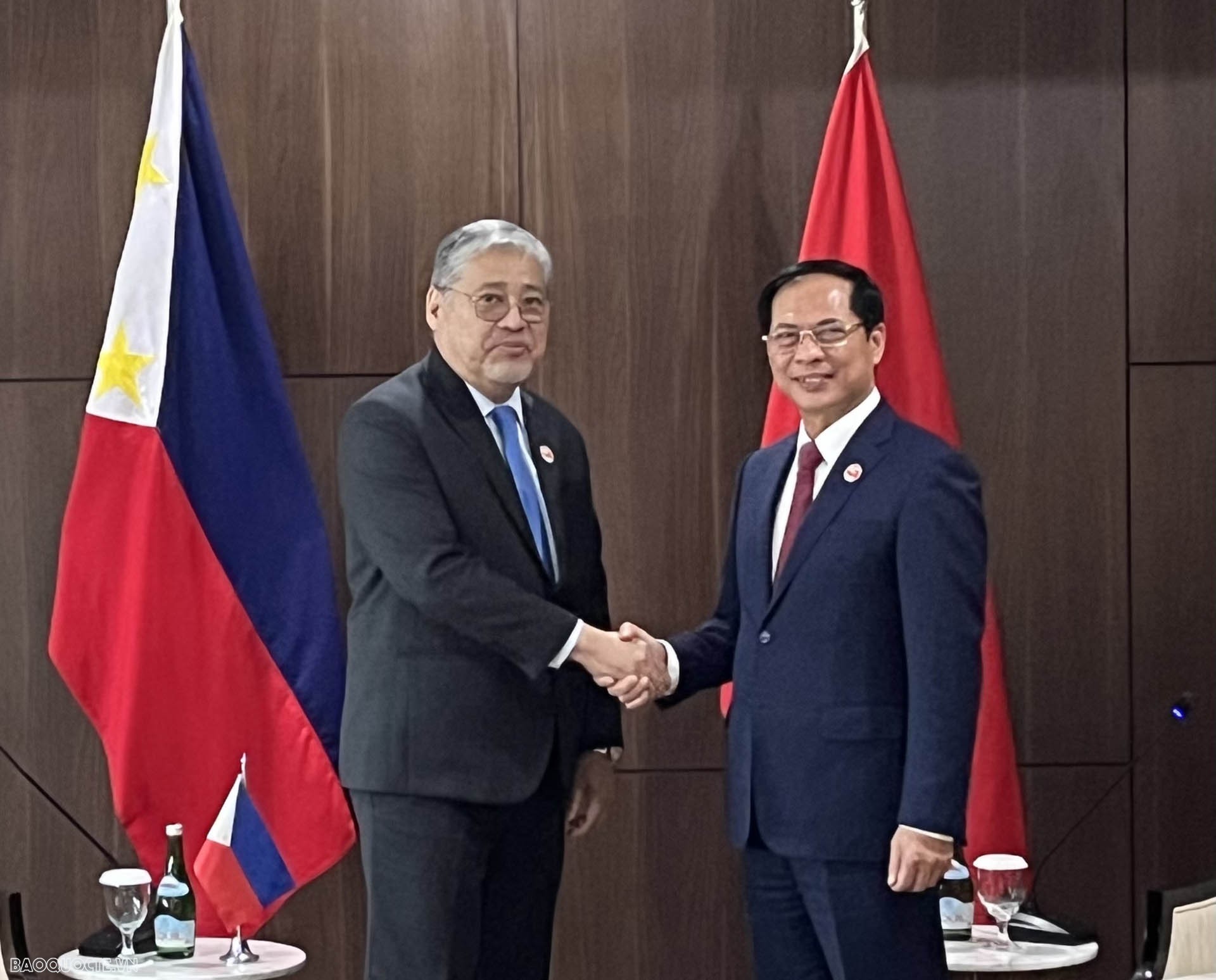 Bộ trưởng Ngoại giao Bùi Thanh Sơn gặp Bộ trưởng Ngoại giao Philippines