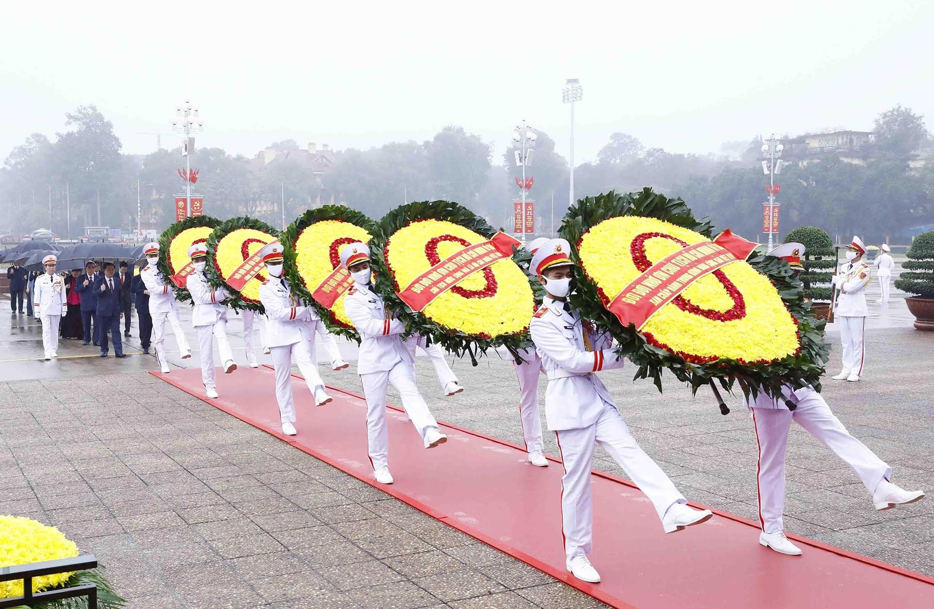 Lãnh đạo Đảng, Nhà nước đặt vòng hoa và vào Lăng viếng Chủ tịch Hồ Chí Minh. (Nguồn: TTXVN)