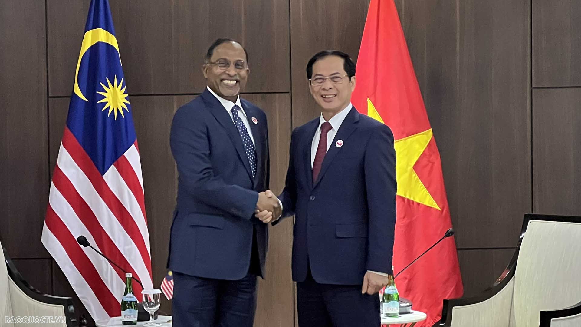 Bộ trưởng Ngoại giao Bùi Thanh Sơn gặp Bộ trưởng Ngoại giao Malaysia