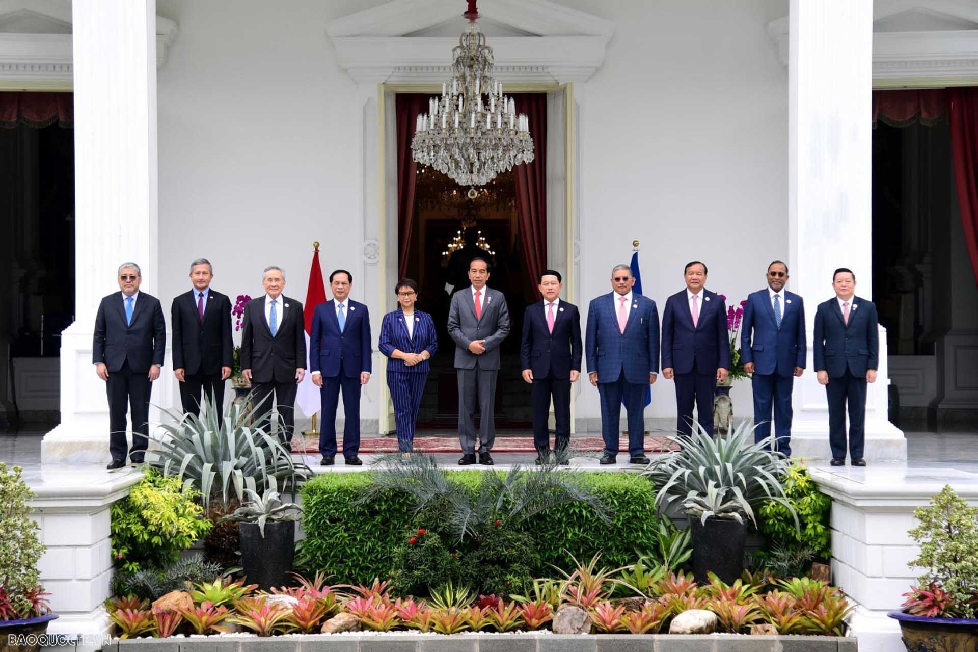 Bộ trưởng Ngoại giao Bùi Thanh Sơn tham dự các Hội nghị ASEAN tại Indonesia Bộ trưởng Ngoại giao Bùi Thanh Sơn tham dự các Hội nghị ASEAN tại Indonesia