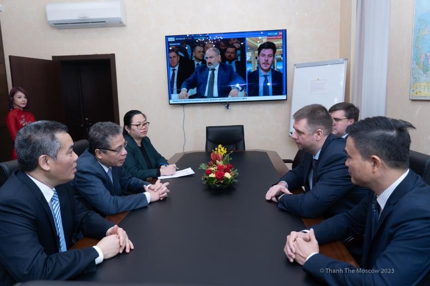 Đại sứ Đặng Minh Khôi làm việc với Tổng Giám đốc Rusvietpetro Alexey Kulakov. (Nguồn: ĐSQ)