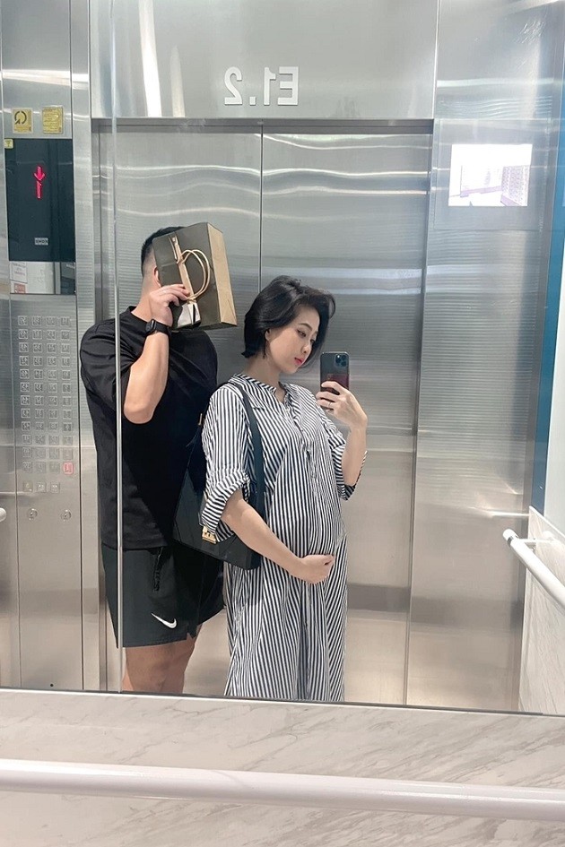 MC Liêu Hà Trinh khoe bụng bầu 5 tháng. Cô nói đùa mình tăng bao nhiêu kg, chồng tăng bấy nhiêu.