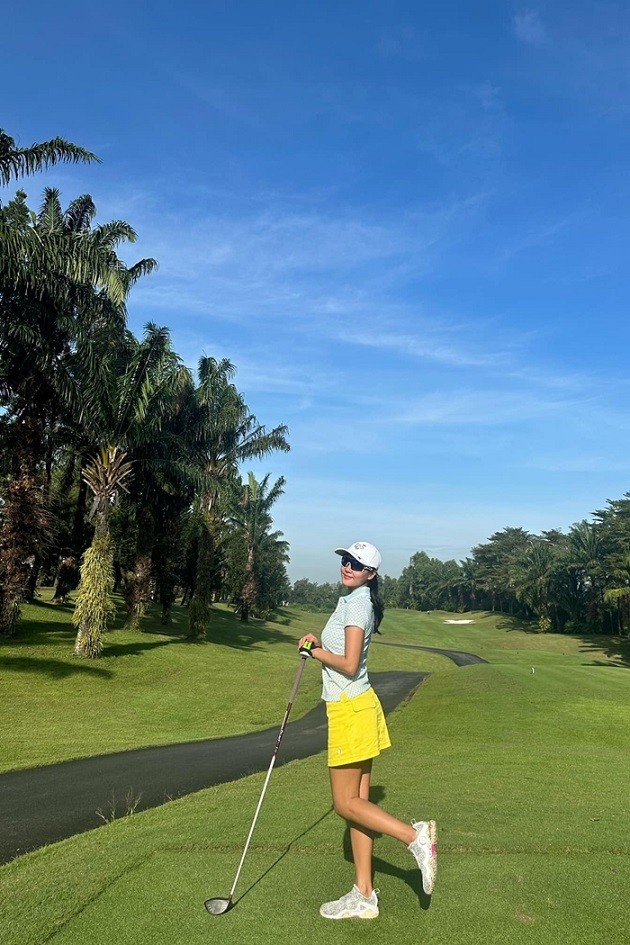 Ca sĩ Văn Mai Hương 'khai gậy' golf đầu năm mới.