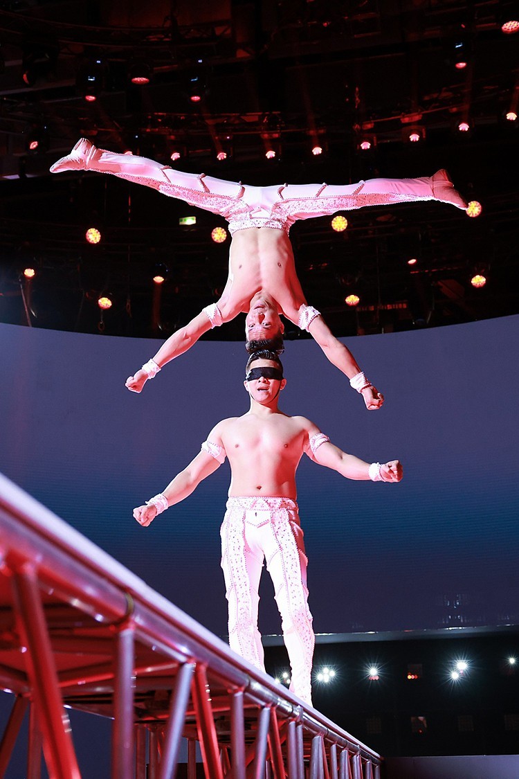 Vietnamese circus brothers set new world record. (Photo: NDO/Hai An)