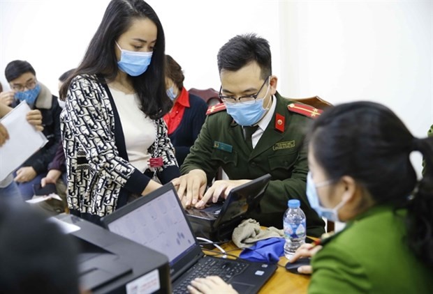 Police in Dong Tam commune conduct fingerprint collection from a local resident to make an identity card. (Photo: VNA)