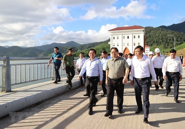 Thủ tướng Phạm Minh Chính thị sát công trình hồ chứa nước Đồng Mít.