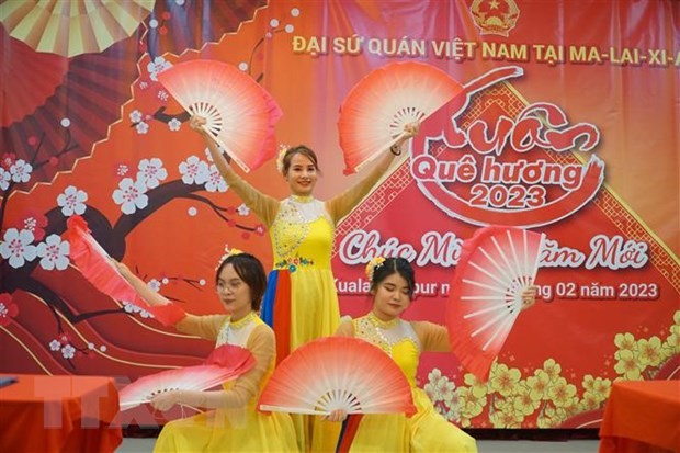 Tiết mục múa tại chương trình gặp mặt đầu Xuân Quý Mão tại Đại sứ quán Việt Nam tại Malaysia. (Ảnh: Hằng Linh/TTXVN)