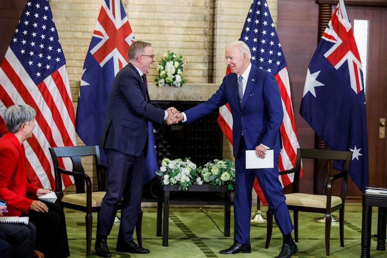 Tổng thống Mỹ Joe Biden và Thủ tướng Australia Anthony Albanese gặp song phương bên lề Hội nghị thượng đỉnh Bộ tứ tại thủ đô Tokyo, Nhật Bản ngày 24/5/2022. (Nguồn: ABC)