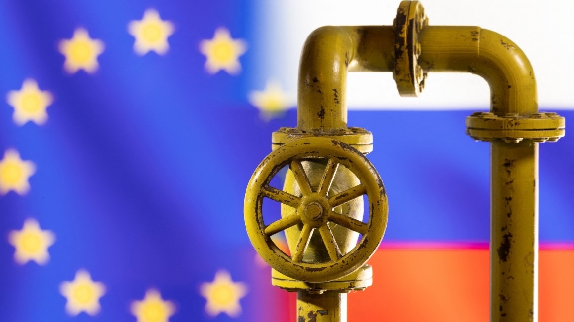 Xăng dầu của Nga chính thức bị áp giá trần