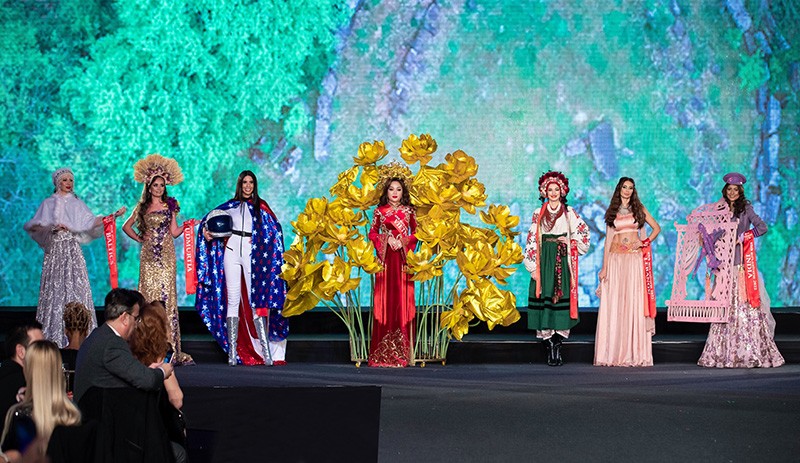 Hoàng Thanh Nga biểu diễn quốc phục tại cuộc thi Mrs Universe 2022.