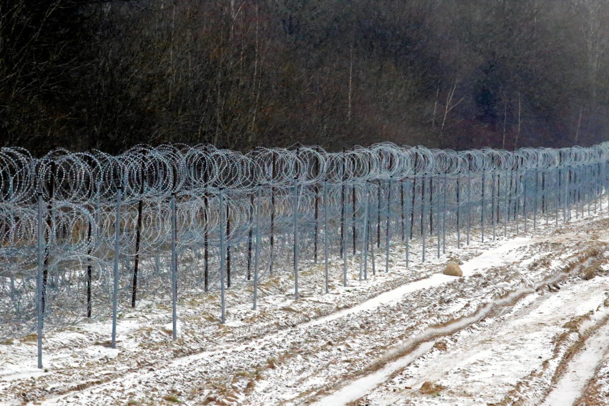 Ba Lan đưa Patriot đến ngoại ô thủ đô, chuẩn bị xây rào điện ở biên giới với Nga. (Nguồn: AP)