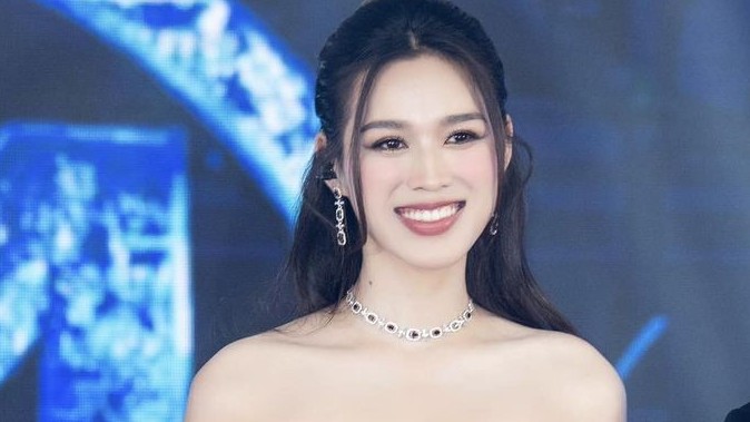 Sao Việt: Hoa hậu Đỗ Thị Hà lần đầu làm MC, Đỗ Mỹ Linh hạnh phúc bên ông xã, Minh Hằng ngày càng gợi cảm