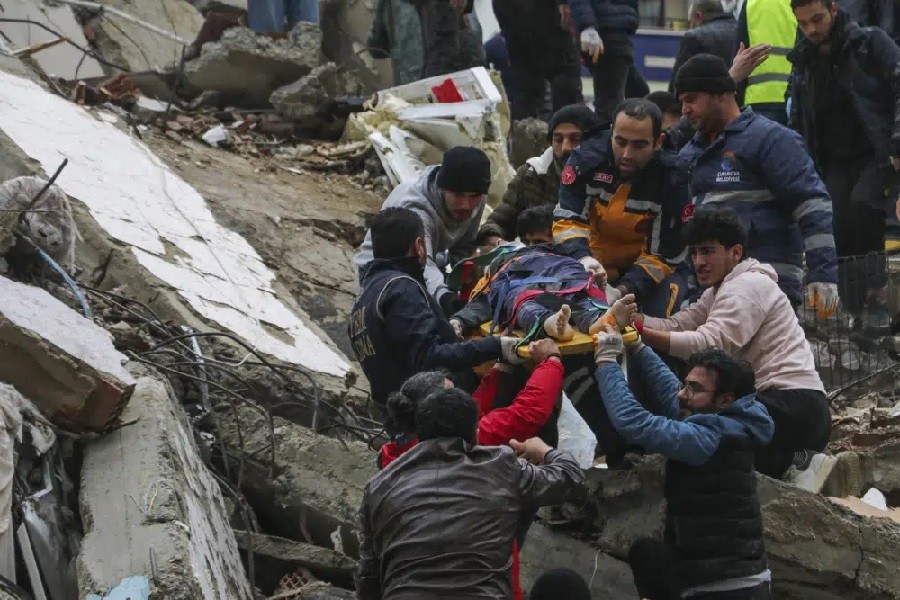 Người dân và các đội cấp cứu giải cứu một người nằm trên cáng từ một tòa nhà bị sập ở Adana, Thổ Nhĩ Kỳ, Thứ Hai, ngày 6 tháng 2 năm 2023. (Nguồn: AP)