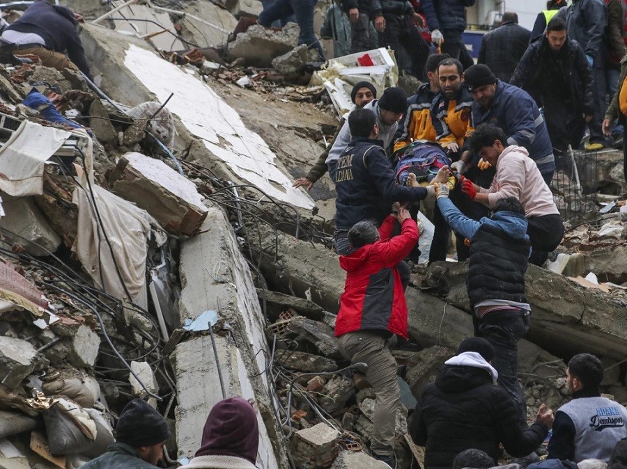 (02.06) Một người được các nhân viên cứu hộ giải cứu khỏi đống đổ nát do động đất tại Adana, Thổ Nhĩ Kỳ. (Nguồn: AFP/Getty Images)