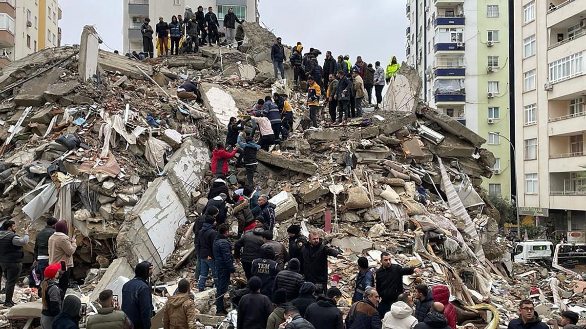 Cập nhật động đất ở Thổ Nhĩ Kỳ và Syria: Số tử vong tăng kinh hoàng lên hơn 3.700 người, thế giới hành động khẩn. (Nguồn: Getty Images)
