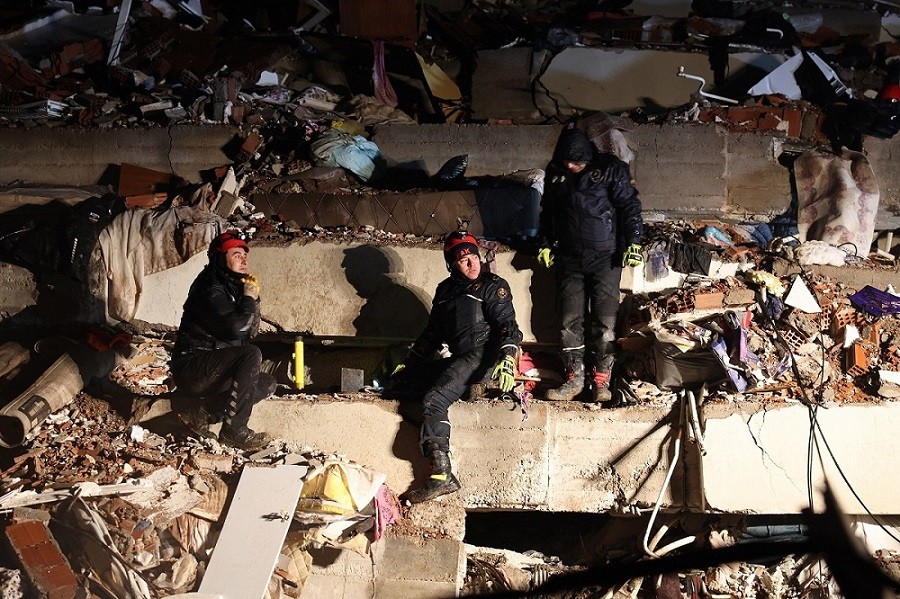 Lực lượng cứu hộ tìm kiếm nạn nhân và những người sống sót giữa đống đổ nát của các tòa nhà bị sập ở Kahramanmaras, Thổ Nhĩ Kỳ, ngày 6/2. (Nguồn: AFP)