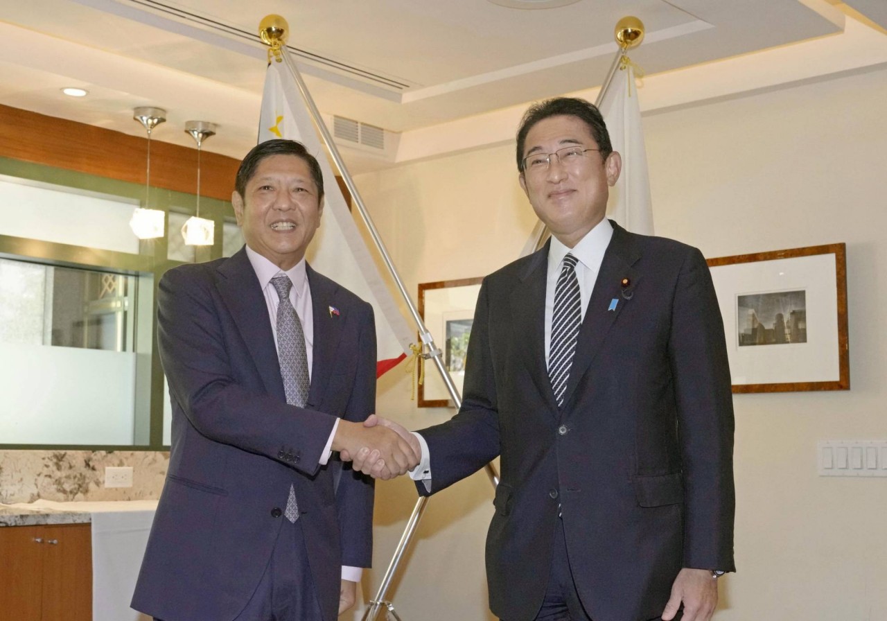 (02.07) Tổng thống Philippines Ferdinand Marcos Jr. và Thủ tướng Nhật Bản Kishida Fumio gặp gỡ bên lề Đại Hội đồng Liên hợp quốc ngày 22/9/2022. (Nguồn: Kyodo)