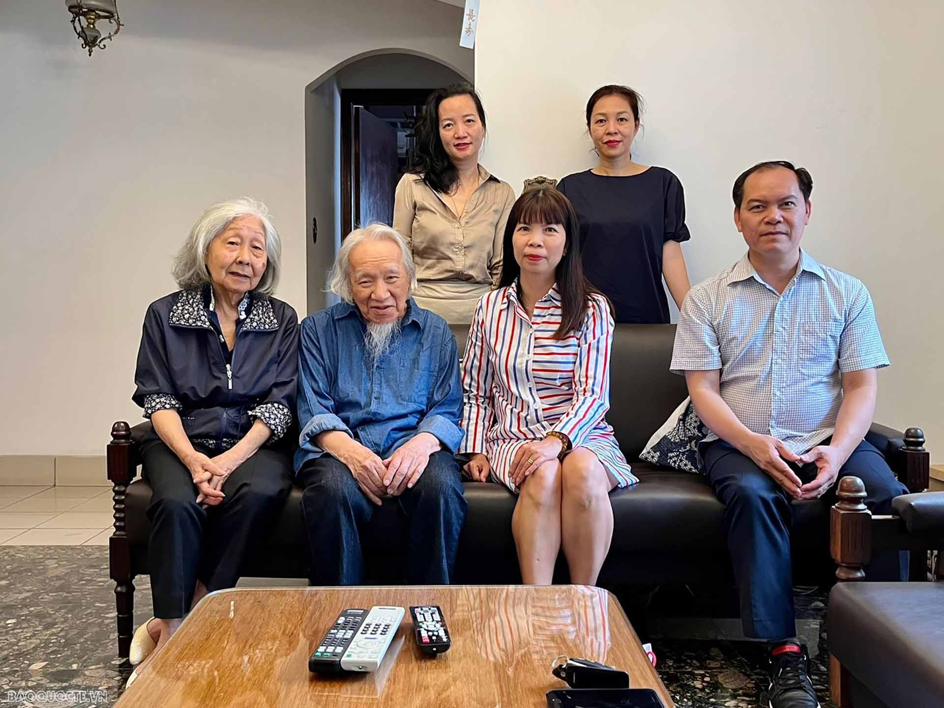 Đại sứ quán đến thăm và tặng quà Giáo sư Phan Văn Ngân, người đã định cư ở Brazil gần 50 năm.