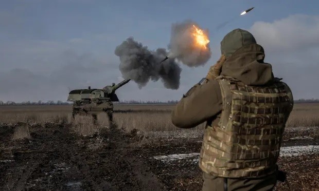 ác thành viên của quân đội Ukraine bắn một khẩu lựu pháo của Đức gần Bahmut, vùng Donetsk. Ảnh: Marko Đurica/Reuters