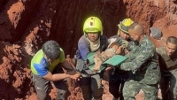 Thái Lan giải cứu thành công bé gái gần 2 tuổi rơi xuống giếng sâu