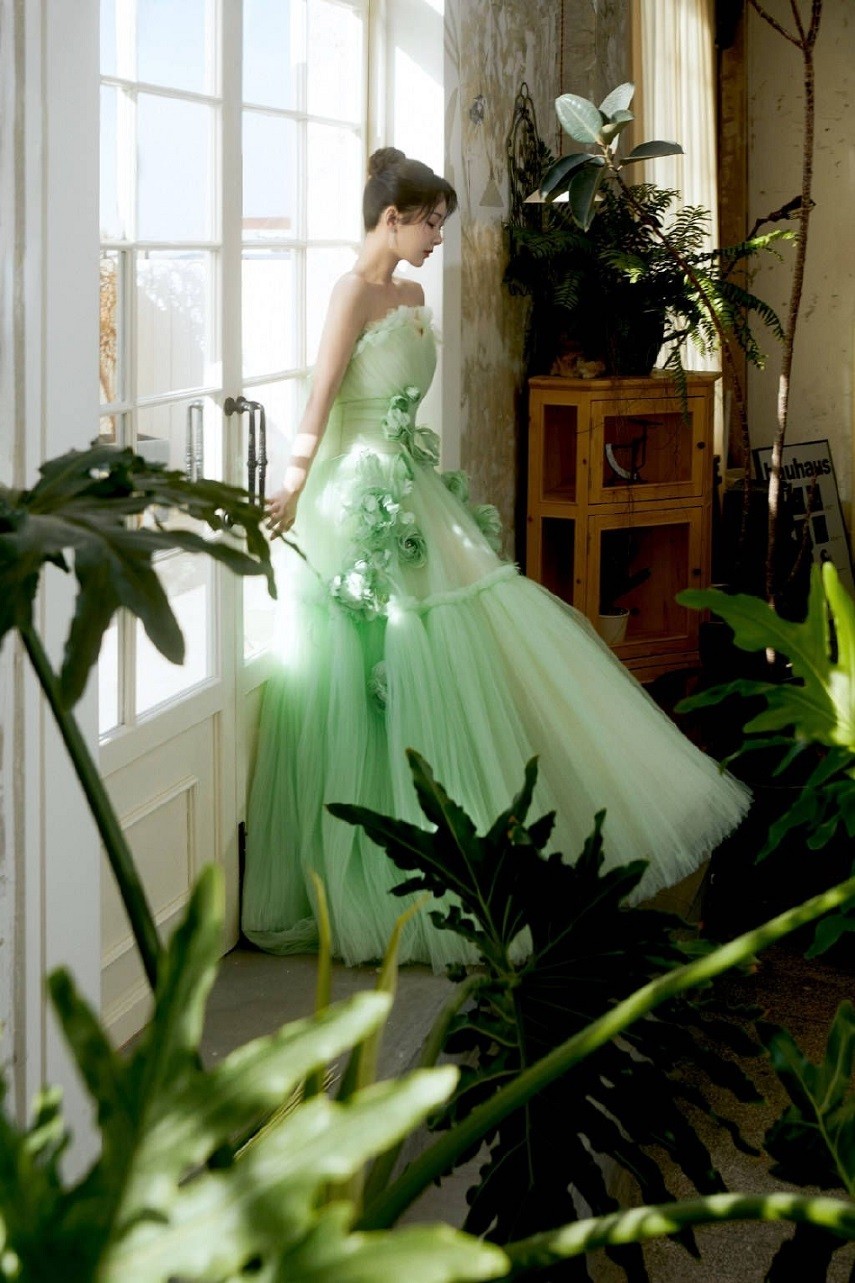 Sau ồn ào đạo ảnh IU, Dương Tử gây sốt với khoảnh khắc diện váy cưới,  visual cùng thần thái tăng vượt bậc