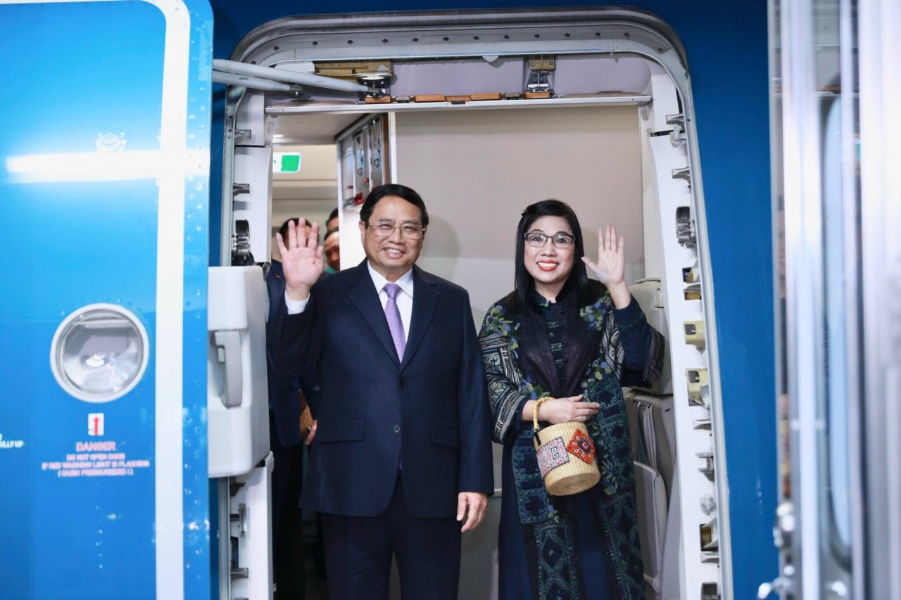 Thủ tướng Chính phủ Phạm Minh Chính và Phu nhân Lê Thị Bích Trân đến sân bay Changi, bắt đầu chuyến thăm chính thức Singapore. (Ảnh: Dương Giang)
