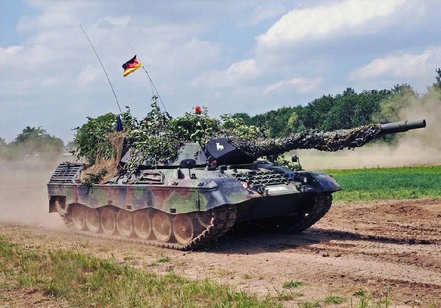 Đức 'bật đèn xanh' 2 thương vụ bán vũ khí, nói chưa chắc chắn tiến độ chuyển xe tăng cho Ukraine. (Nguồn: Lematinal)