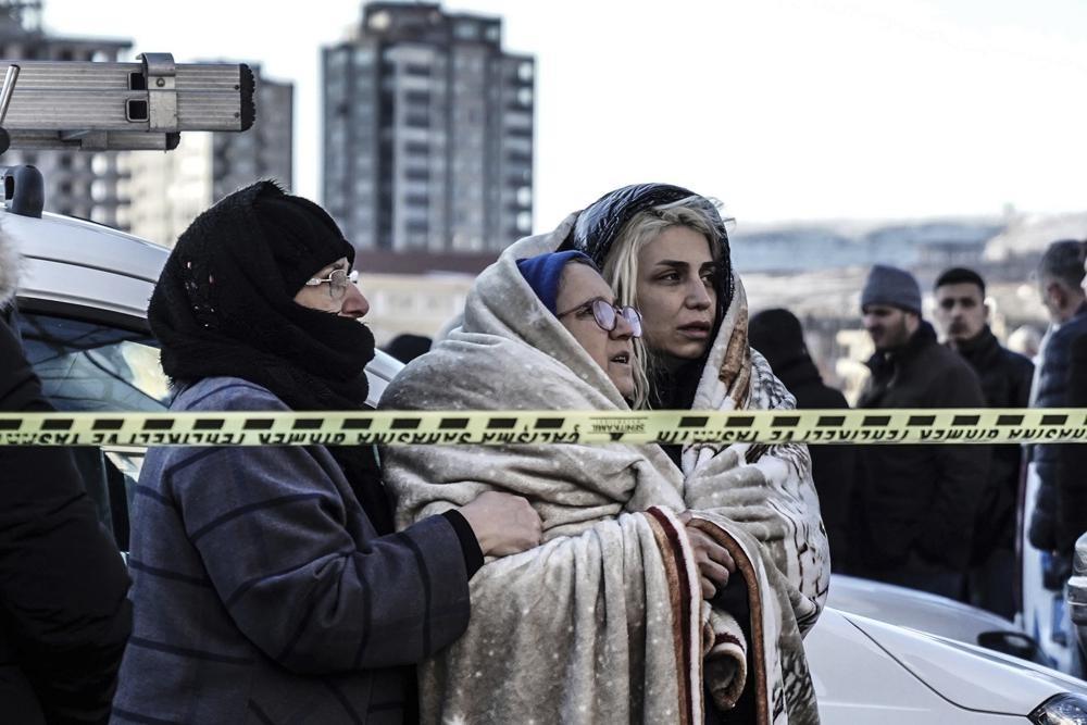Động đất ở Thổ Nhĩ Kỳ và Syria: Hơn 9.600 người thiệt mạng, lực lượng cứu hộ 'chạy đua với tử thần' giữa giá lạnh. (Nguồn: AP)
