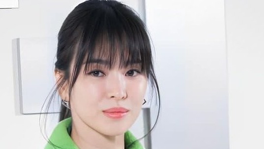 Song Hye Kyo gây chú ý bởi nhan sắc trẻ trung và trang phục lạ mắt