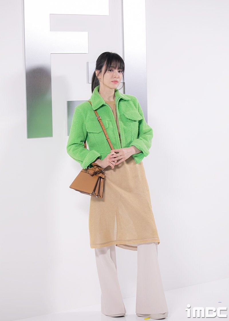 Song Hye Kyo dự buổi ra mắt cửa hàng mới của thương hiệu Fendi tại Seoul. Diễn viên hiện là gương mặt quảng cáo của nhãn hàng.  Tại sự kiện, Song Hye Kyo gây chú ý với phục trang lạ mắt, được khen trông tươi trẻ, xinh đẹp.
