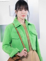 Song Hye Kyo gây chú ý bởi nhan sắc trẻ trung và trang phục lạ mắt