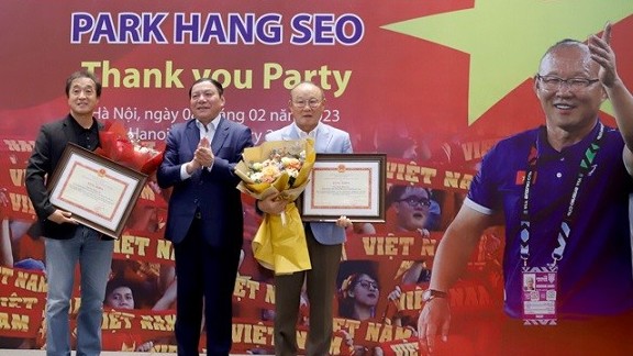 HLV Park Hang Seo nhận bằng khen tại buổi tiệc chia tay