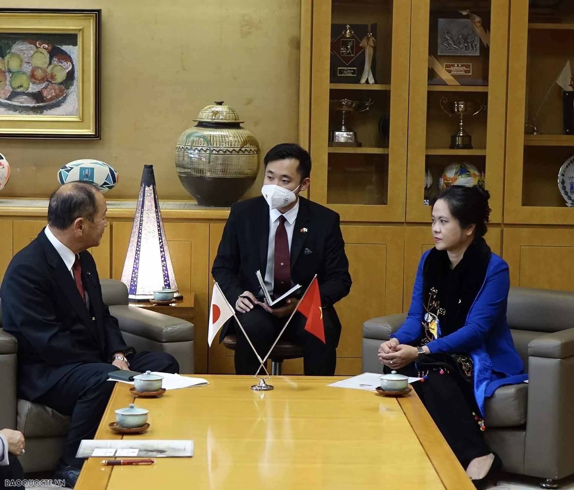 Ông Hirose Katsusada, Thống đốc tỉnh Oita tiếp Tổng lãnh sự Vũ Chi Mai.