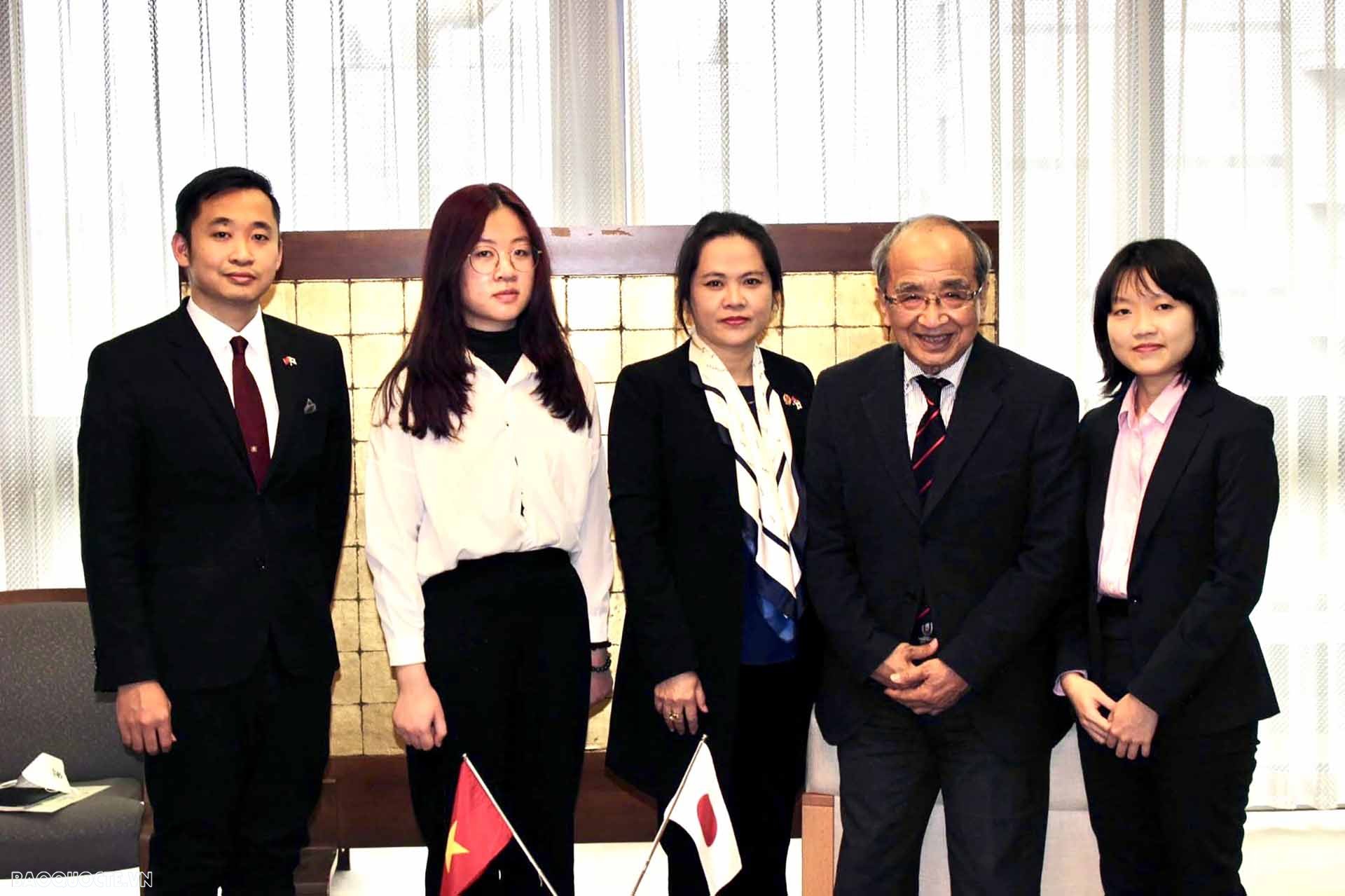 Ông Mitarai Yoshio, Chủ tịch Hội đồng tỉnh Oita tiếp Tổng lãnh sự Vũ Chi Mai và đoàn công tác của Tổng lãnh sự quán.