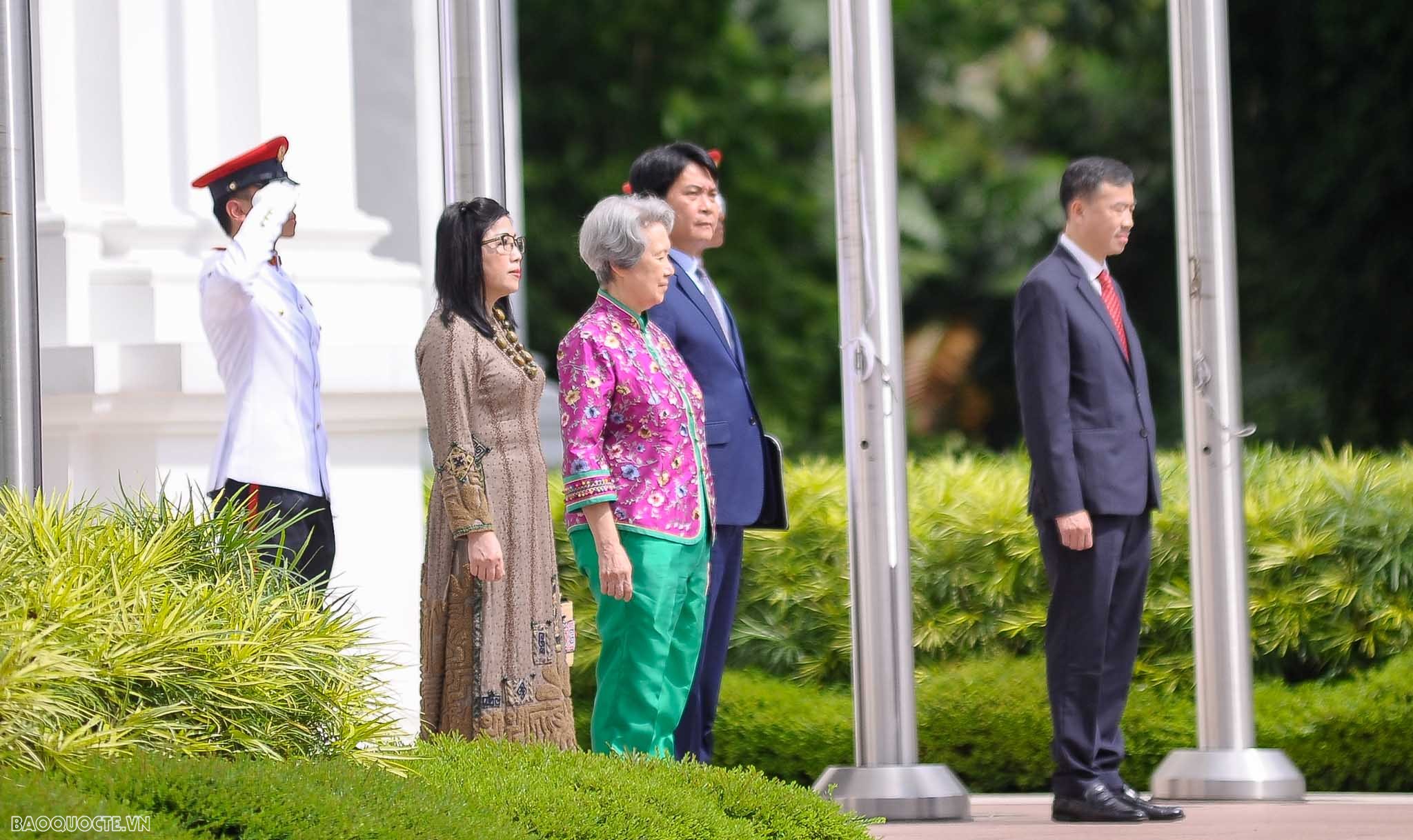 Official welcome ceremony held for Prime Minister Pham Minh Chinh in Singapore