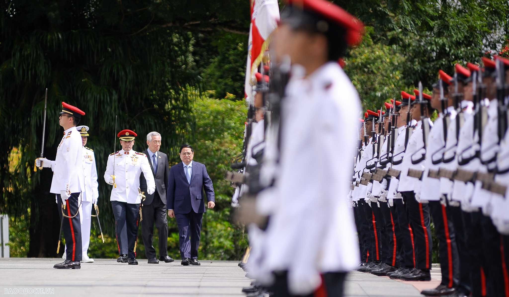 Official welcome ceremony held for Prime Minister Pham Minh Chinh in Singapore