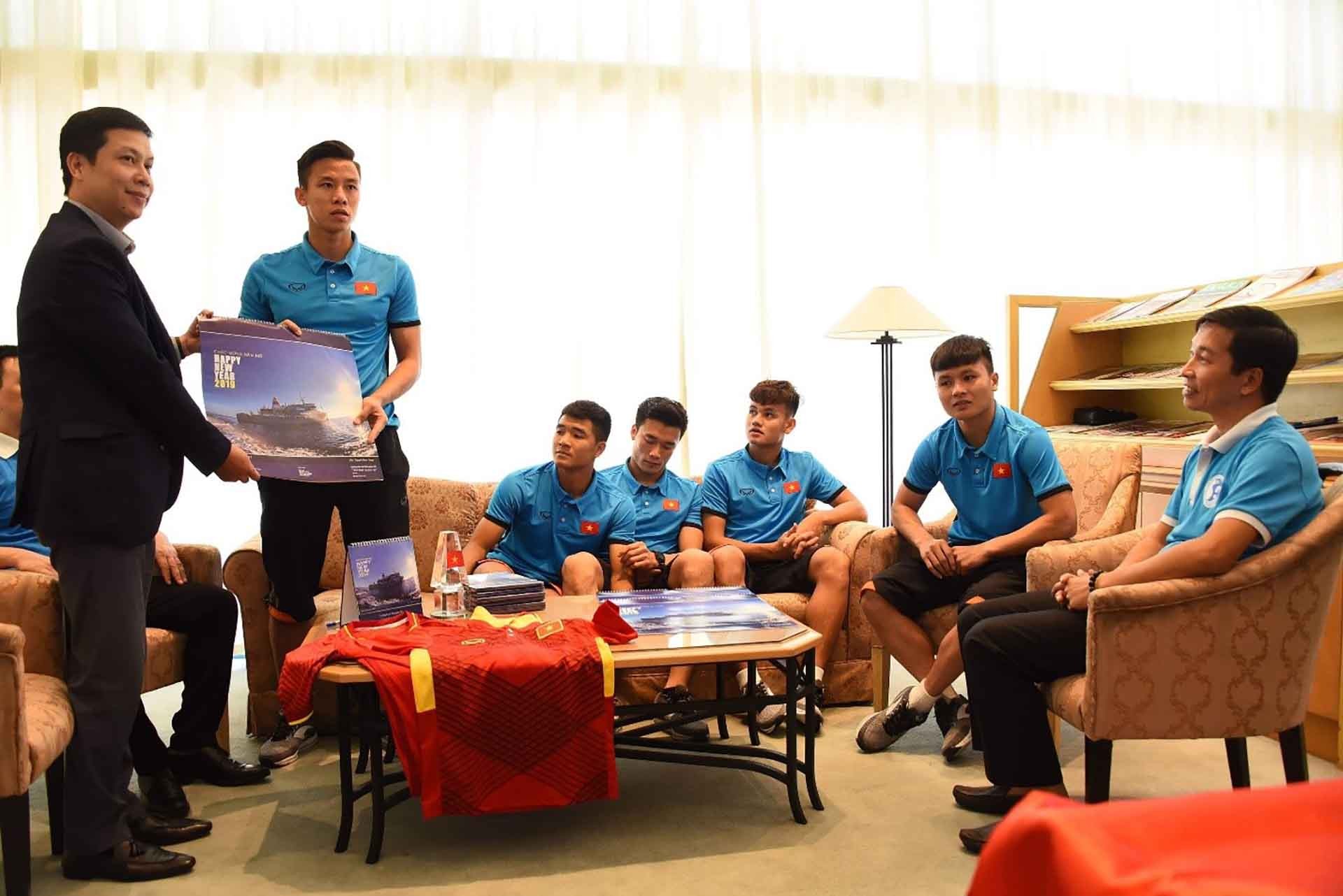 Anh Lê Hồng Quân tặng Lịch Trường Sa cho đội tuyển bóng đá nam quốc gia.