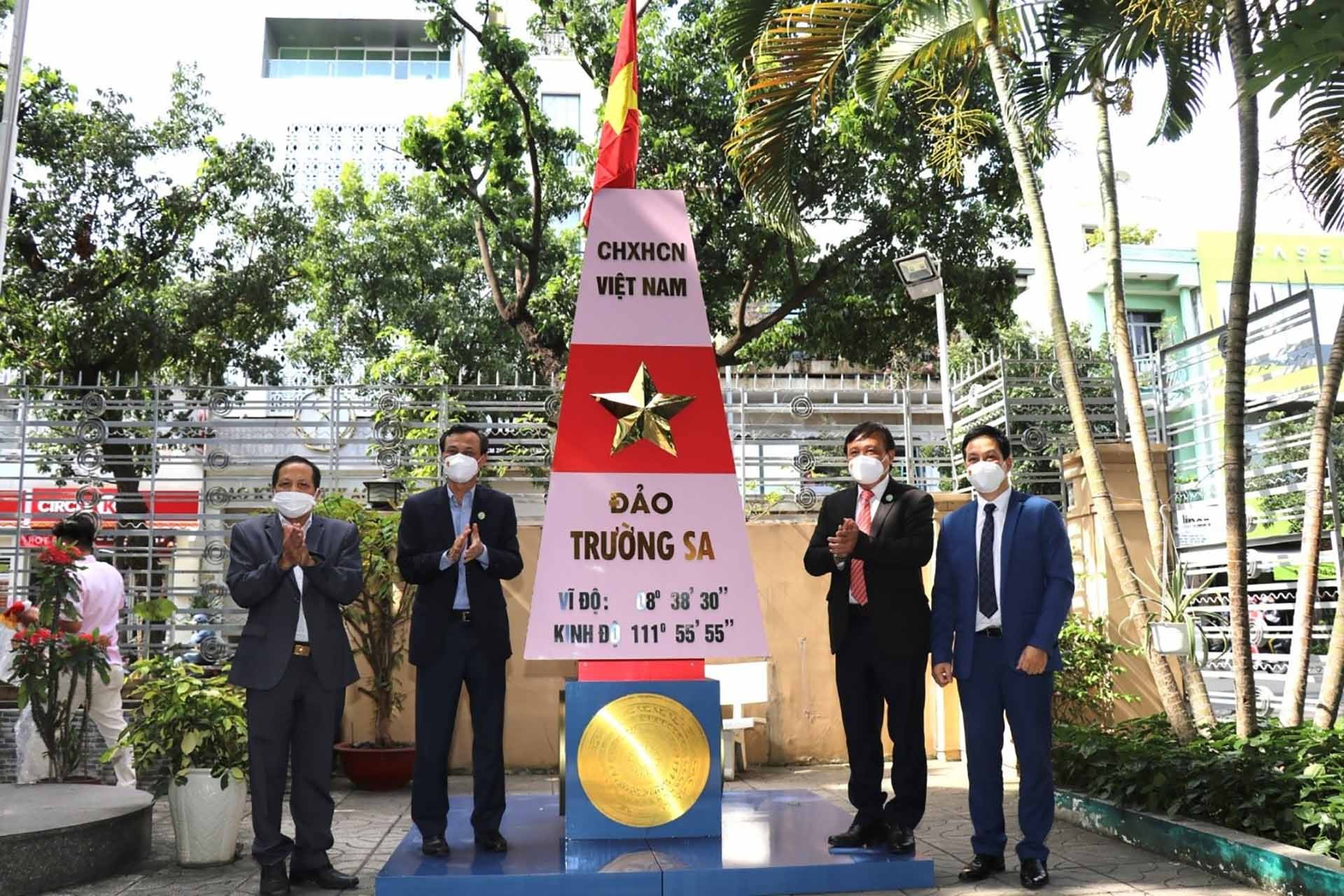 Anh Lê Hồng Quân trao tặng mô hình “Cột mốc chủ quyền biển đảo” cho Ủy ban về người Việt Nam ở nước ngoài Thành phố Hồ Chí Minh.