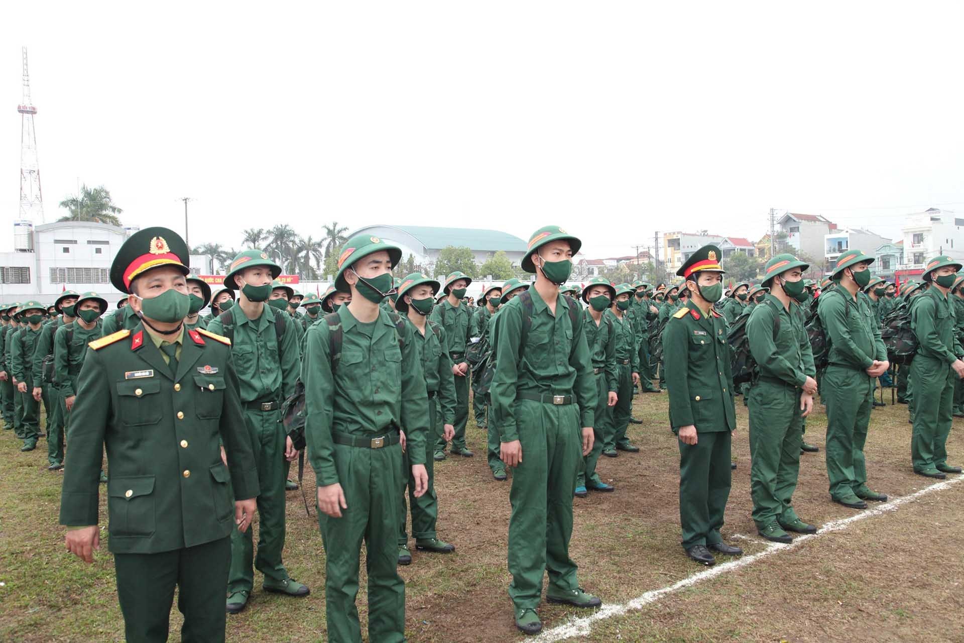 Các tân binh huyện Bình Xuyên, tỉnh Vĩnh Phúc  lên đường nhập ngũ năm 2023. (Nguồn: TTXVN)