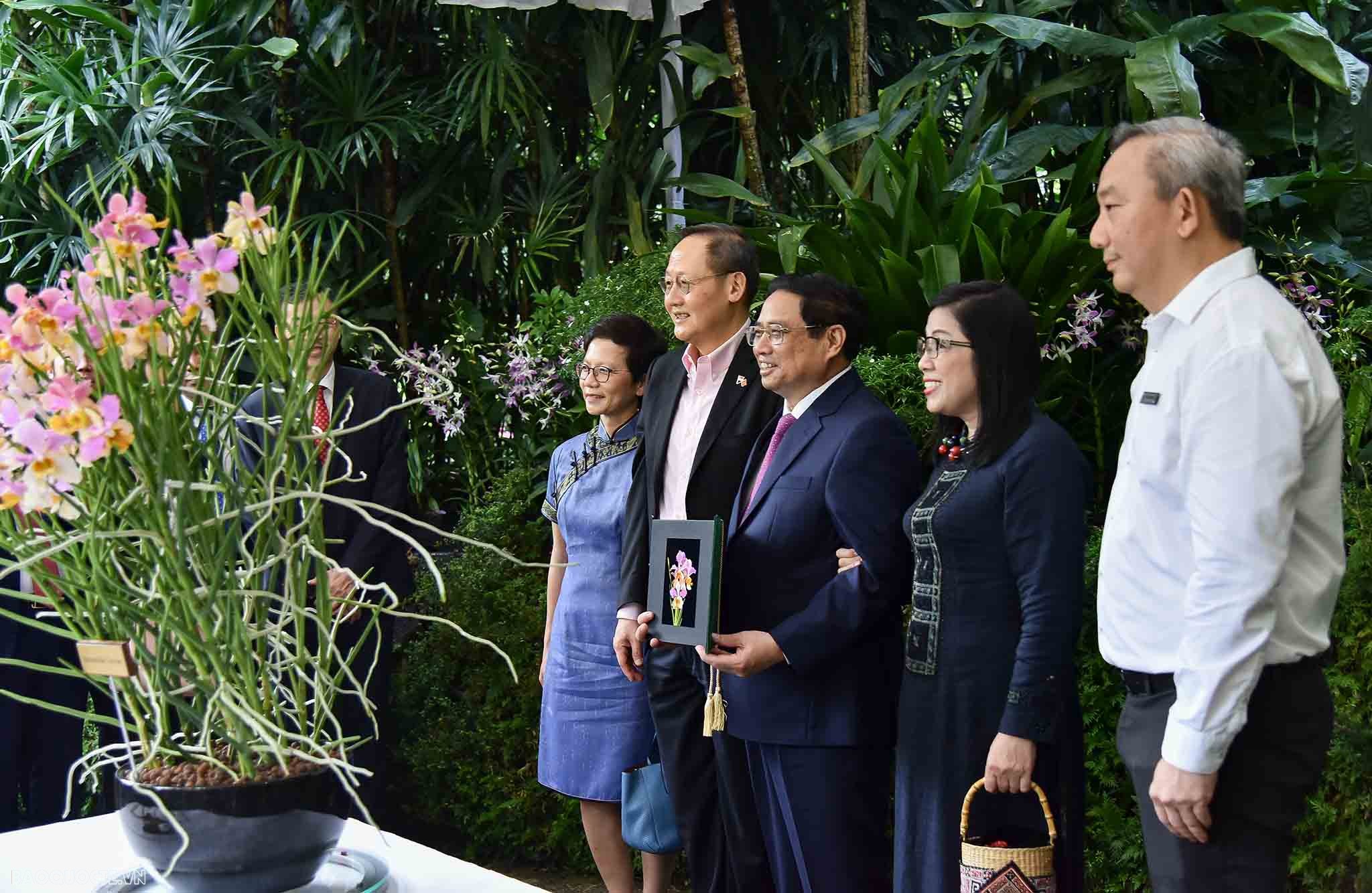 Official welcome ceremony held for Prime Minister Pham Minh Chinh in Singapore