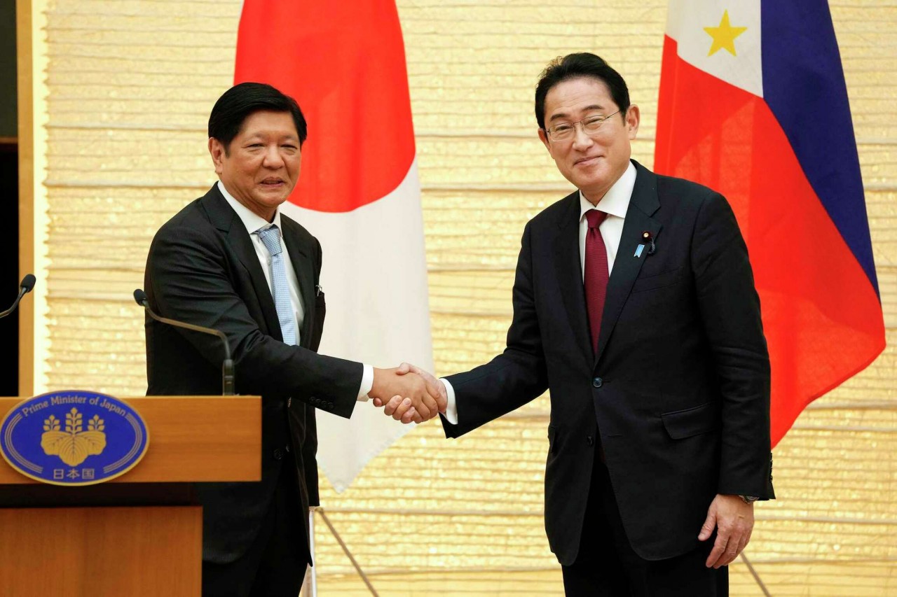 Thủ tướng Nhật Bản Kishida Fumio (phải) và Tổng thống Philippines Ferdinand Marcos tại cuộc gặp ở Tokyo ngày 9/2/2023. (Nguồn: Kyodo)