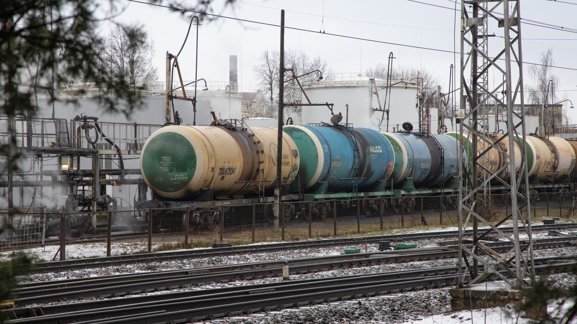 Các toa xe chở dầu và nhiên liệu tại một nhà ga sản phẩm dầu mỏ ở Riga, Latvia, vào ngày 2 tháng 2 năm 2023.
