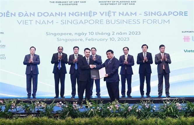 Prime Minister attends Vietnam-Singapore business forum