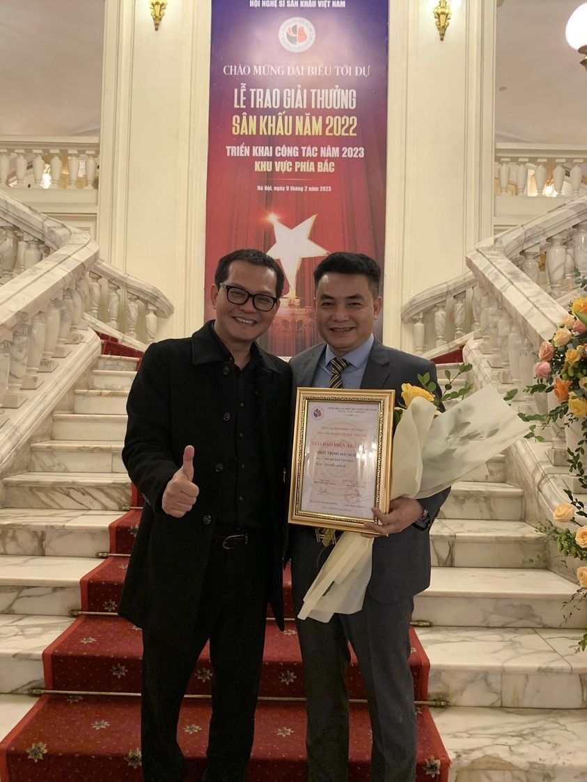 Chủ tịch Khang 'Hương vị tình thân' nhận giải Đạo diễn xuất sắc nhất 2022