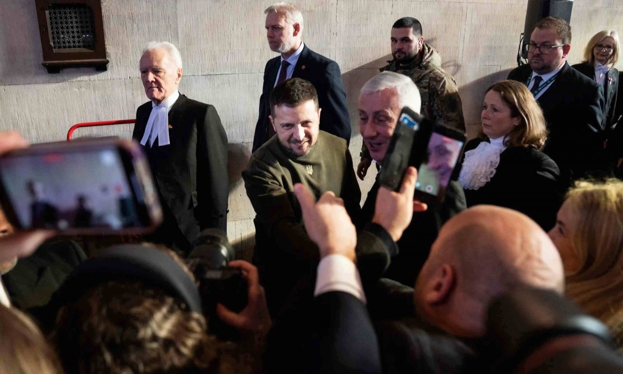 Tổng thống Ukraine bắt tay các nghị sĩ khi ông được tháp tùng bởi Chủ tịch Hạ viện, Lindsay Hoyle, và Chủ tịch Hạ viện, Lord McFall (trái) qua Cung điện Westminster Ảnh: Stefan Rousseau/AFP/Getty Images