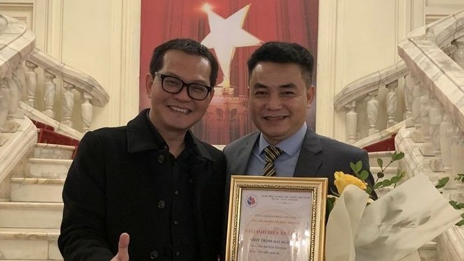 NSƯT Trịnh Mai Nguyên - Chủ tịch Khang phim 'Hương vị tình thân' nhận Giải Đạo diễn xuất sắc nhất 2022