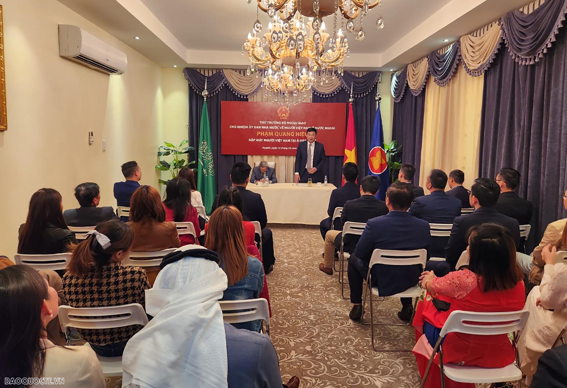 Thứ trưởng Phạm Quang Hiệu gặp mặt cộng đồng người Việt Nam tại Saudi Arabia.