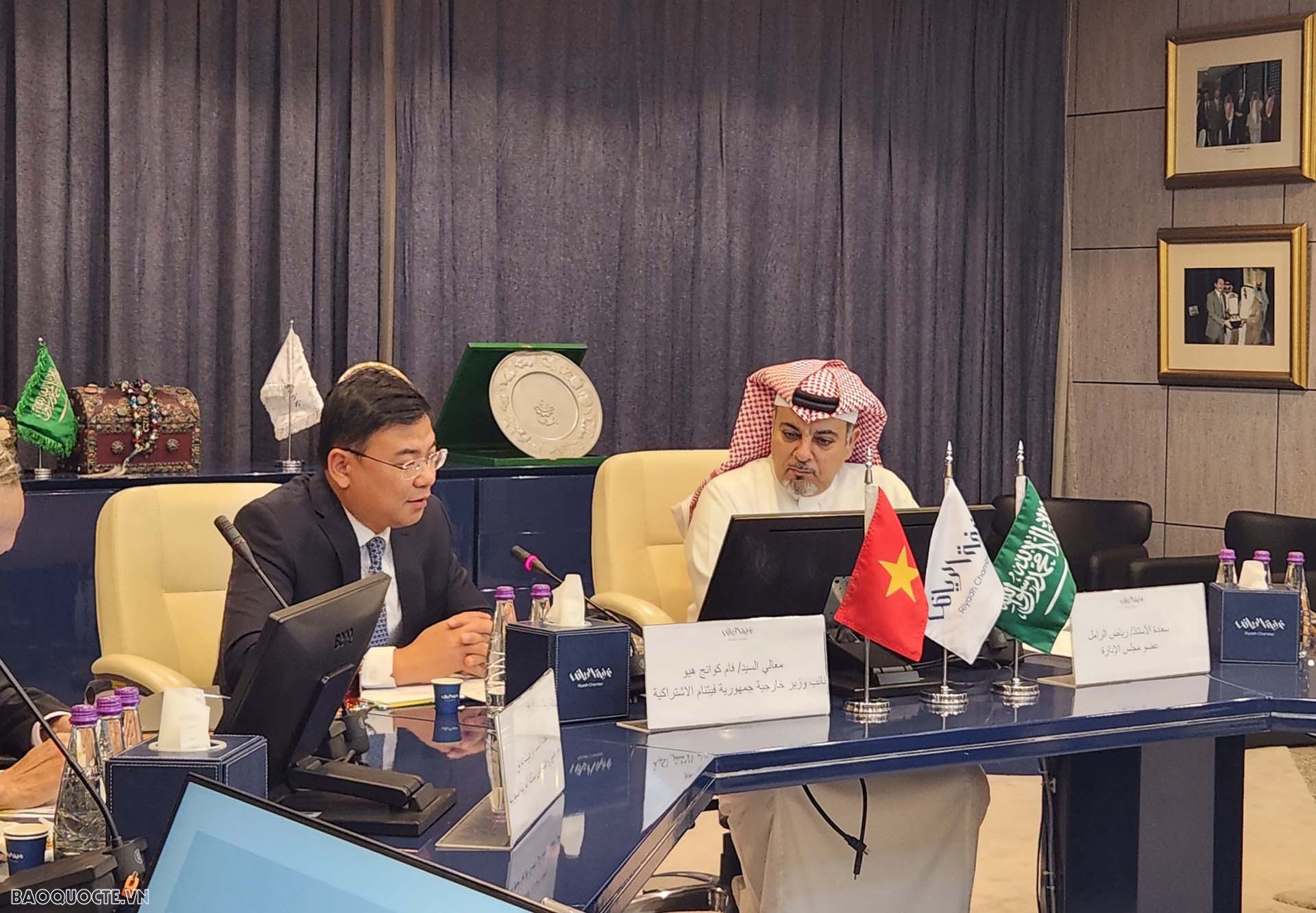 Thứ trưởng Phạm Quang Hiệu làm việc với Chủ tịch Ủy ban Doanh nhân Phòng Thương mại và Công nghiệp Riyadh Riyadh bin Hamad Al-Zamil.