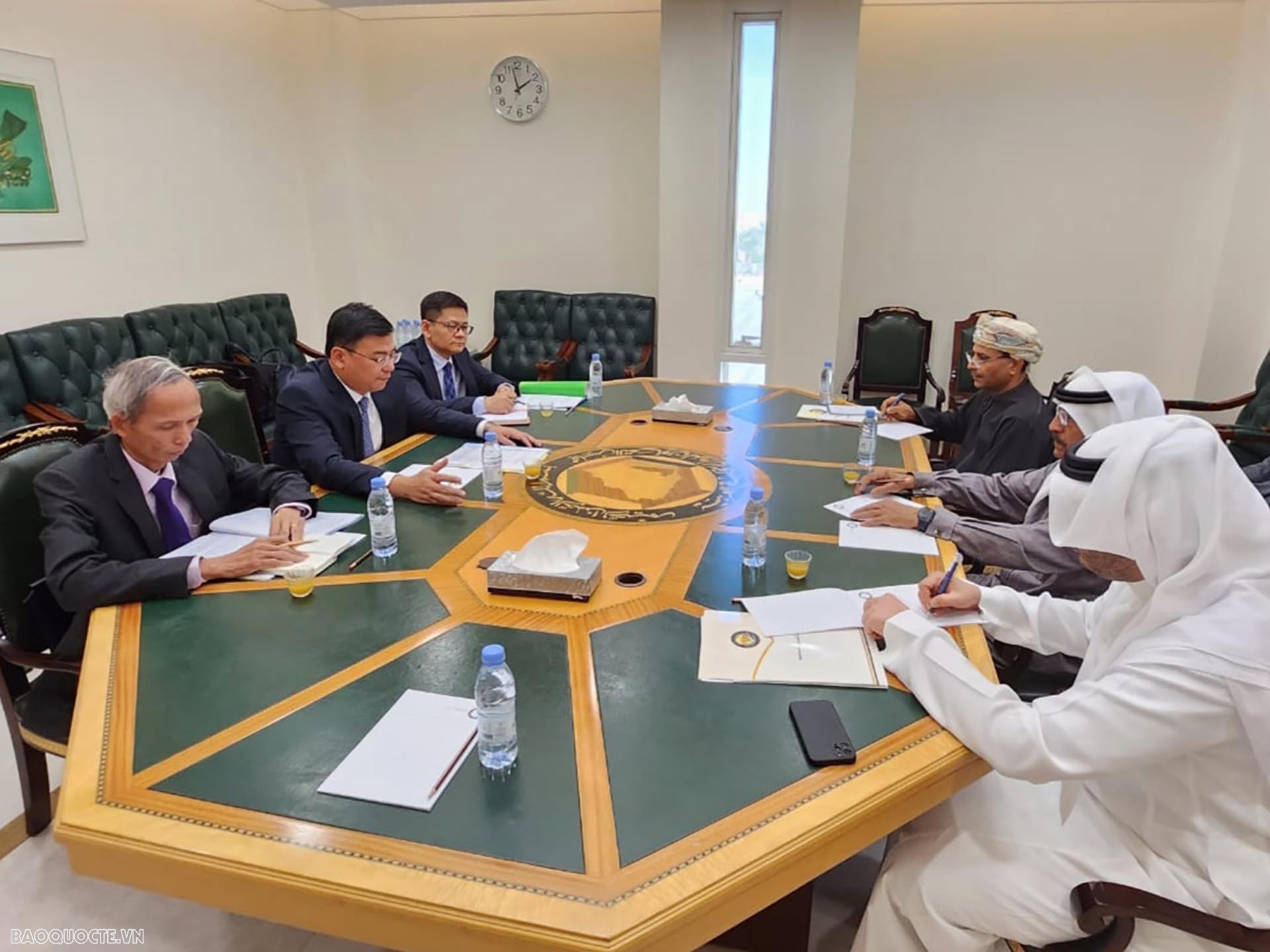 Thứ trưởng Phạm Quang Hiệu làm việc với Trợ lý Tổng thư ký Hội đồng Hợp tác vùng Vịnh (GCC) Abdel Aziz Hamad Aluwaisheg.